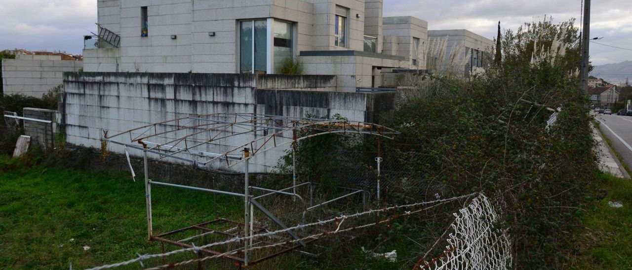 Chalés ubicados nada más pasar la curva del pabellón de O Gatañal, que nunca acabaron de construirse, frenados por la crisis del ladrillo. | // GONZALO NÚNEZ