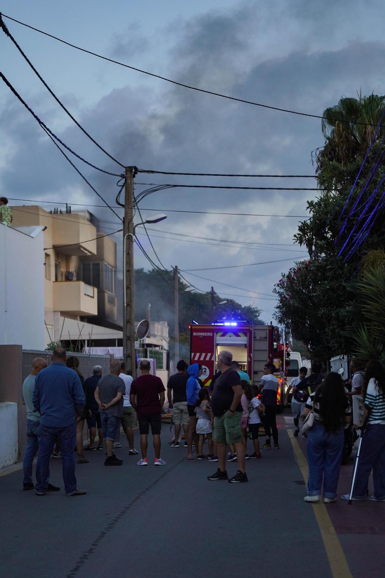 Todas las imágenes del incendio de un garaje lleno de motos en Puis d'en Valls