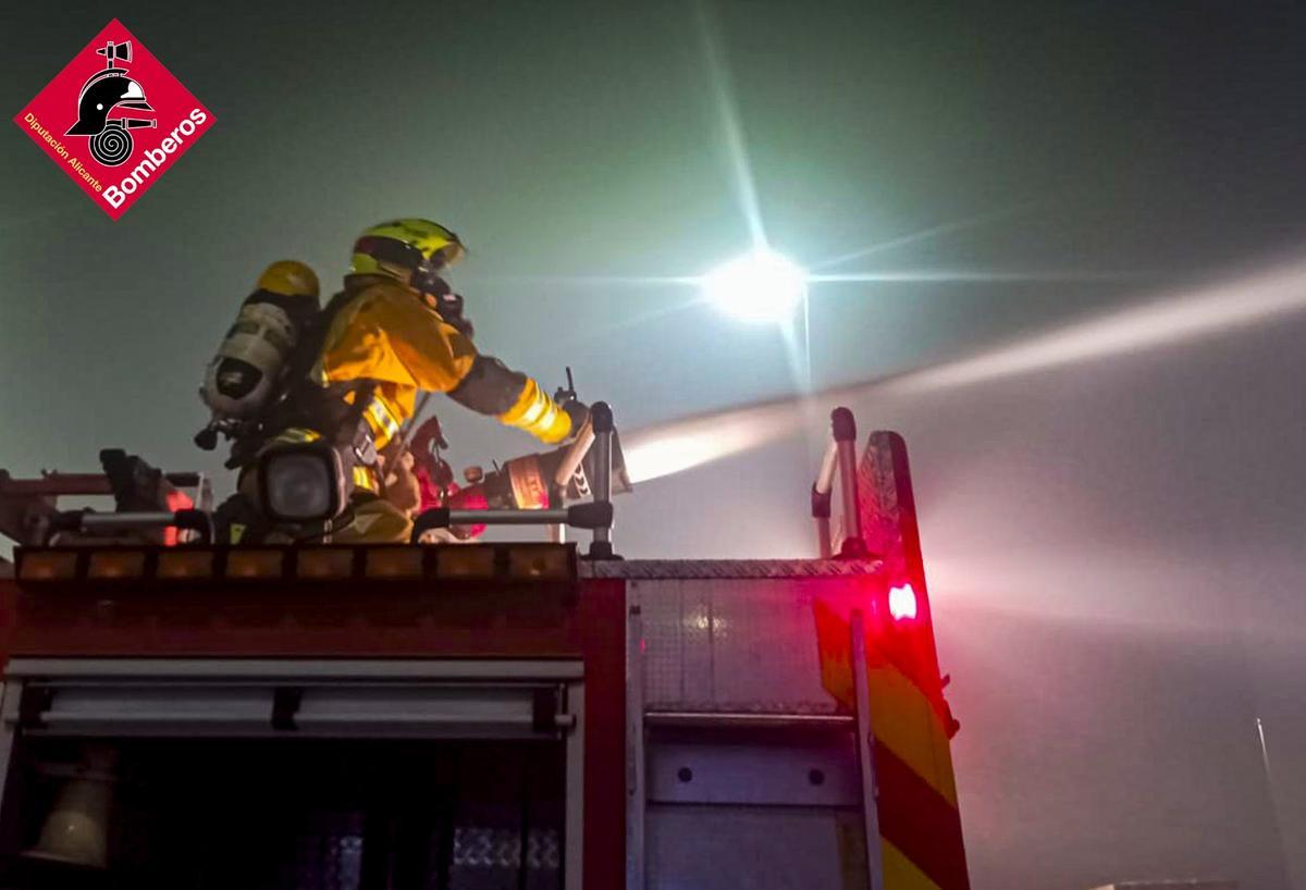 Los bomberos están refrescando los materiales del exterior del almacen en estos momentos.