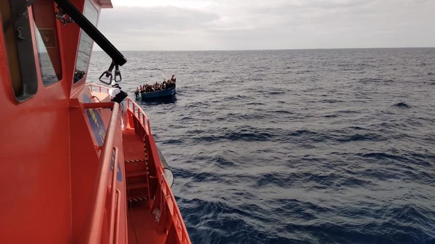 Rescatan a 31 magrebíes de una patera que estaba a la deriva al sur de Gran Canaria