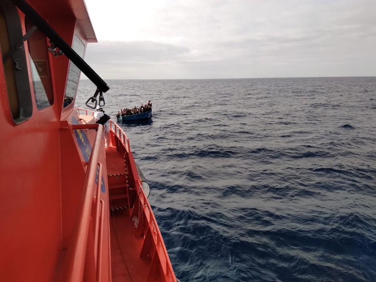 Archivo - Imagen de recurso de Salvamento Marítimo procediendo al rescate de las personas que iban en una patera localizada