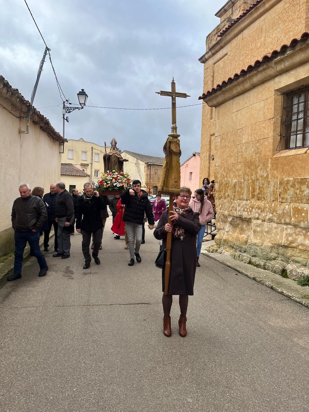 Vecinos de Gema del Vino arropan a San Blas en la procesión.