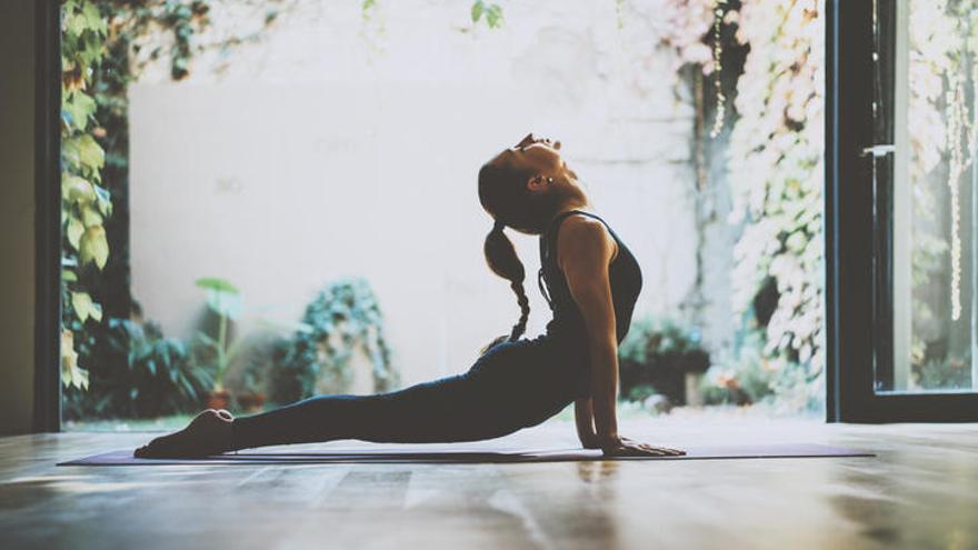 Mujer haciendo yoga.