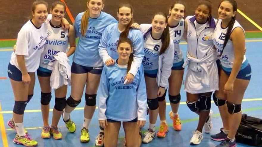 Equipo juvenil de La Curtidora-Rías Baixas que ganó el torneo de Torrelavega.