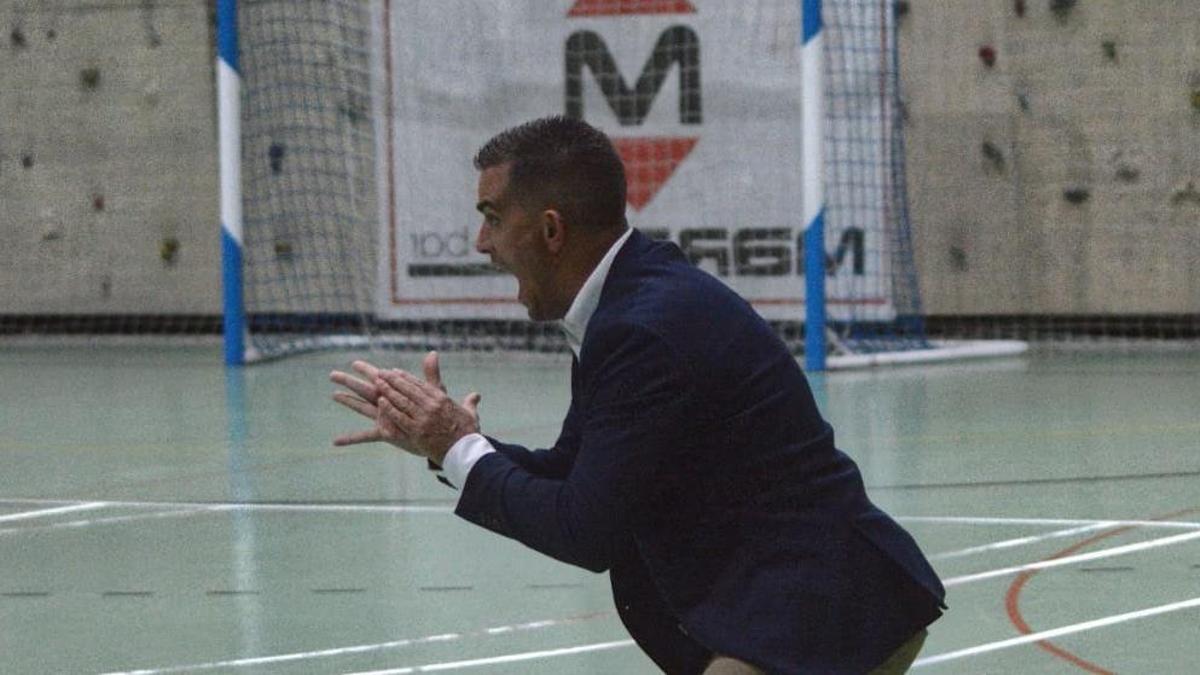 Chema Sánchez como entrenador del At. Benavente, en un partido en La Rosaleda