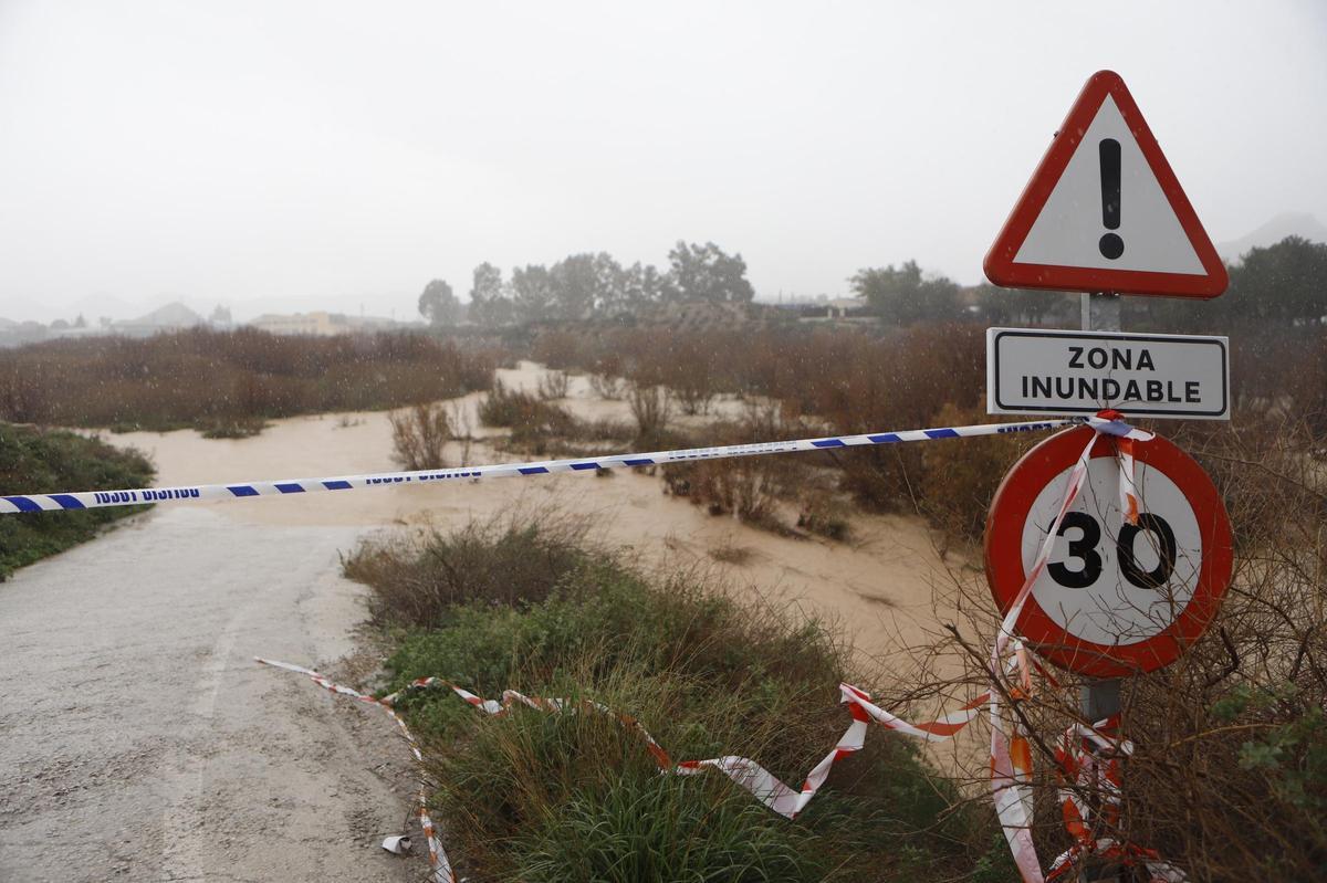 Una de las imágenes que dejaba el temporal: el río Guadalentín con agua.