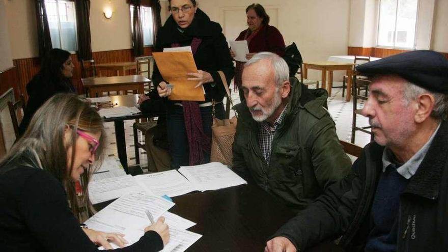 Personas que acudieeron a obtener información, ayer, al establcimiento Casa Rodríguez. // Bernabé/Luismy