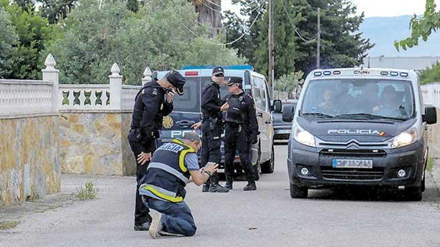 Agentes fotografían restos de sangre del agente durante el asedio a la vivienda de los agresores en sa Indioteria.