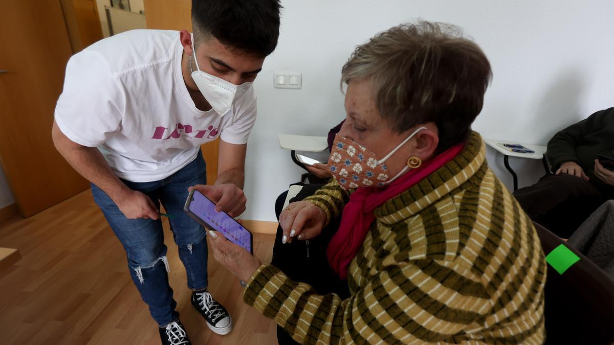 El curso cuenta con la participación de voluntarios de la Universidad de Alicante