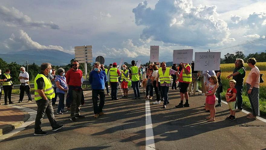 Un grup de persones talla la N-154 al seu pas per Llívia com a protesta pel radar | ARXIU PARTICULAR