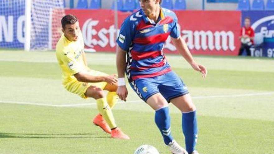 Manel Martínez, en acció contra el Vila-real B.