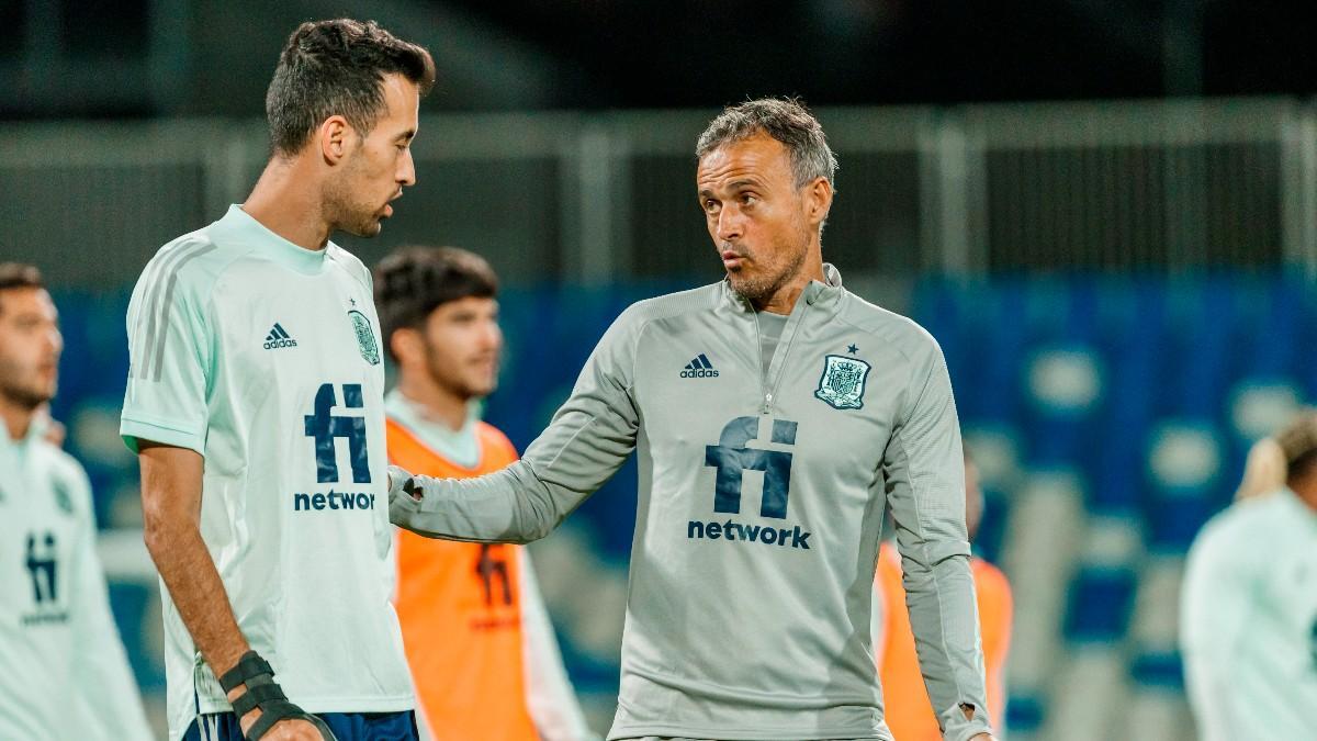 Luis Enrique, conversando con Sergio Busquets