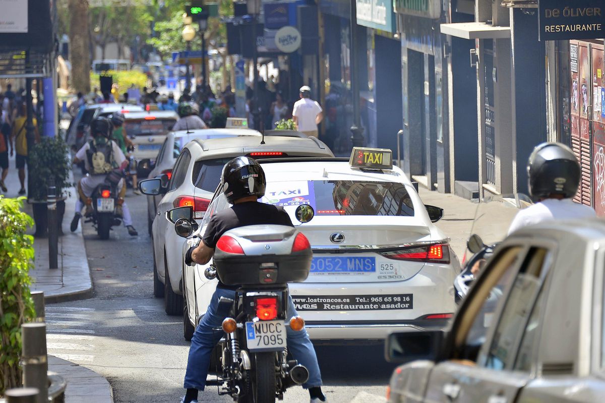 El tráfico colapsado en las principales calles del centro es una imagen habitual en estas fechas
