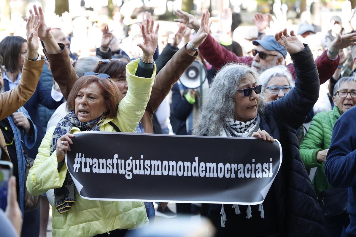 Uno de los momentos de la manifestación que se fraguaba fuera del consistorio lucense.