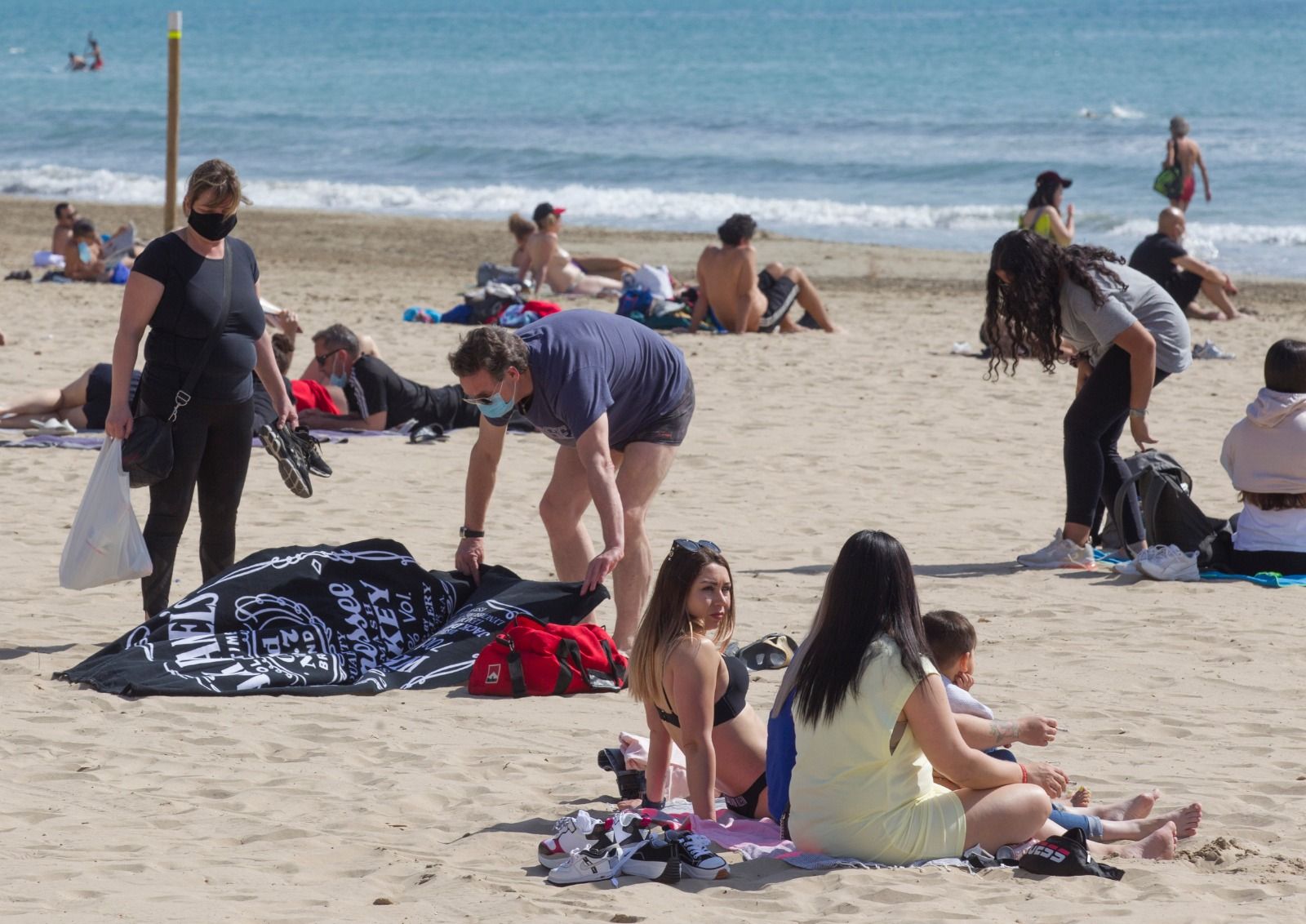 Las playas de Alicante lucen abarrotadas en el inicio del puente de Semana Santa