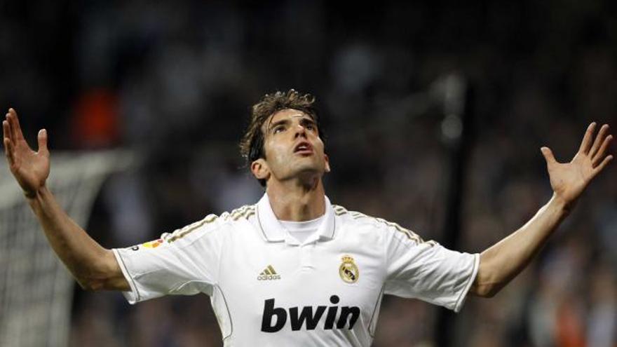 Kaká eleva su mirada al cielo tras marcar el cuarto gol.