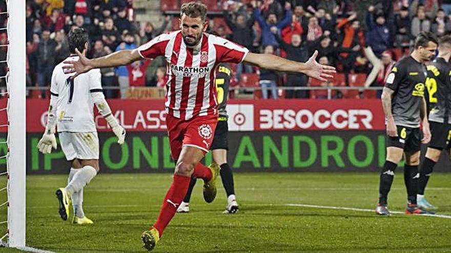 Stuani celebrant el primer gol d&#039;ahir a Montilivi després d&#039;una gran rematada de cap.