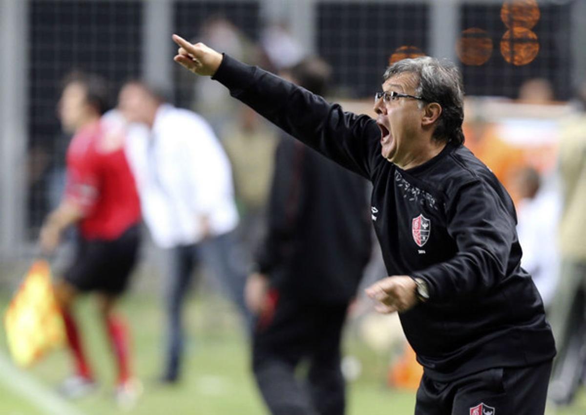 El nou entrenador del Barça dóna instruccions al seu anterior equip, el Newell’s Old Boys, durant la semifinal de la Copa Libertadores a Belo Horizonte, el passat dia 10.