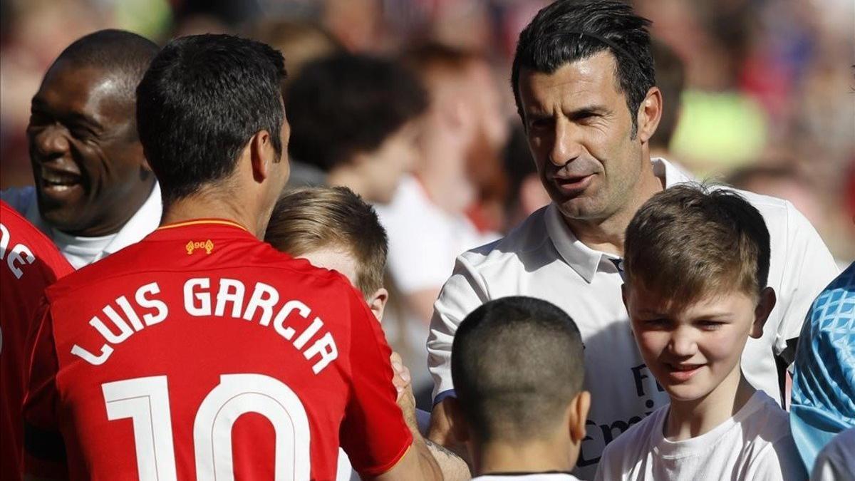 Luis García saluda a Luis Figo antes del partido benéfico entre las leyendas del Liverpool y del Real Madrid disputado en Anfield.