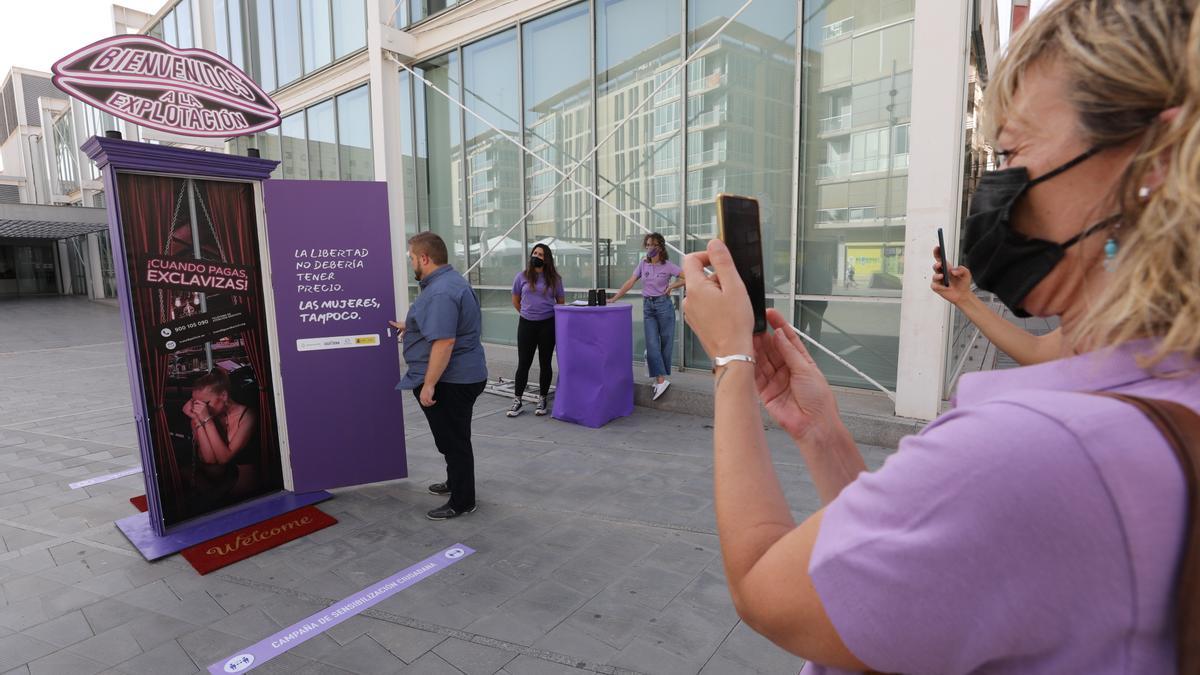 Simulación de los accesos a un prostíbulo en Elche.