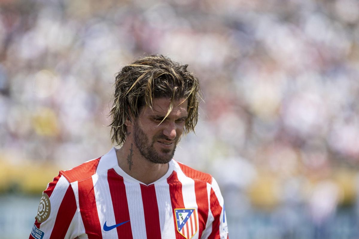 Rodrigo de Paul lamenta este lunes en Pasadena (California) la eliminación de Atlético de Madrid del Mundial de Clubes en la fase de grupos. EFE/Ángel Colmenares