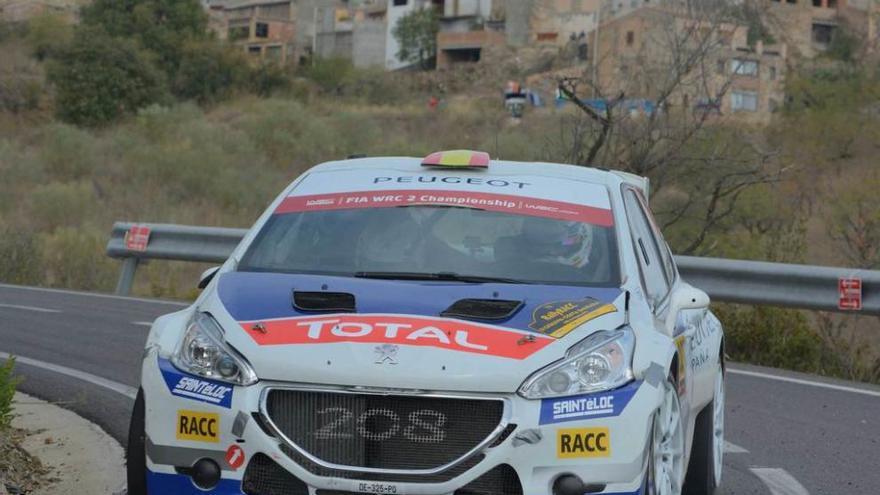 José A. Suárez, con su 208 T16 R5 durante un tramo de la jornada de ayer.