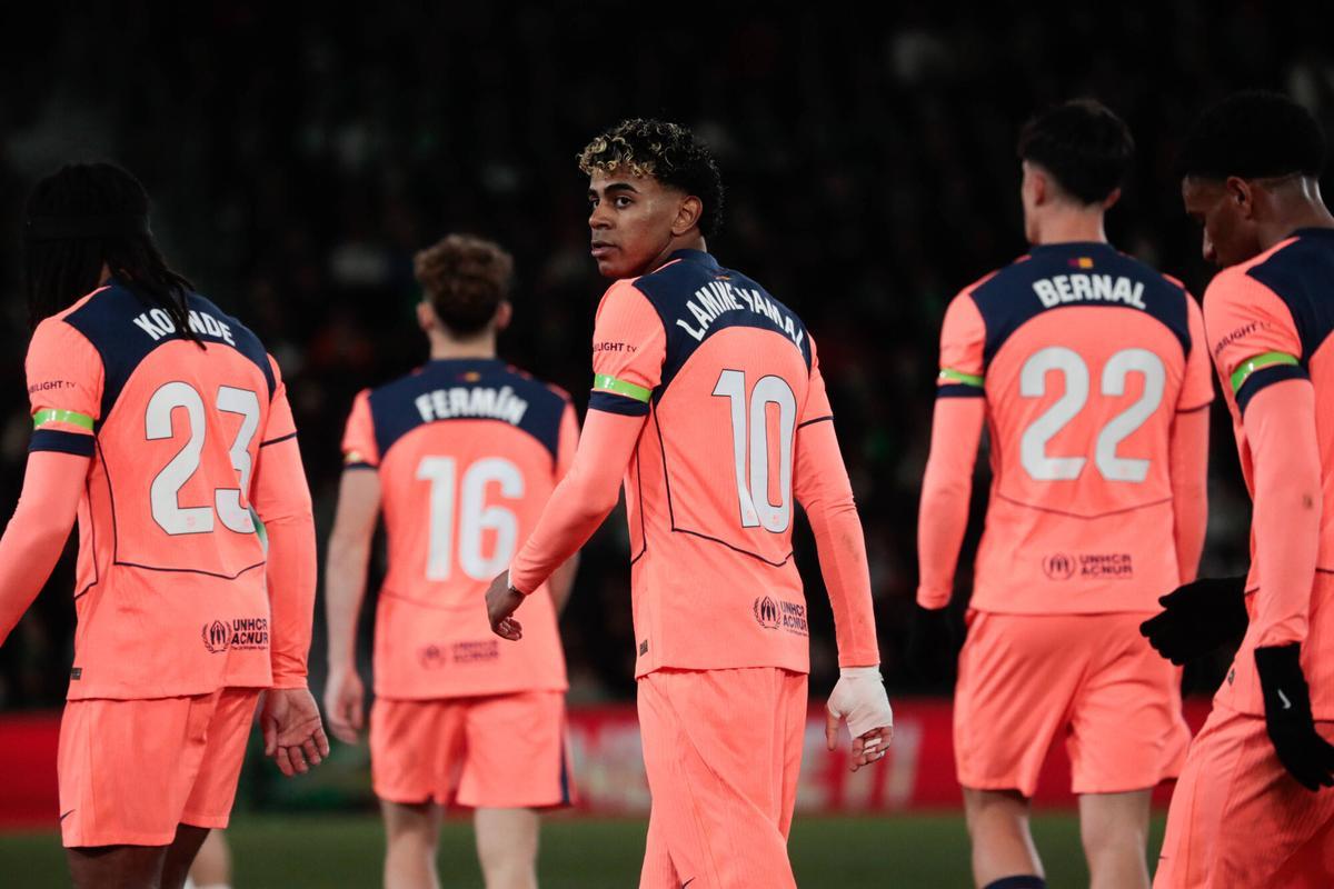 Los jugadores del Barça celebran uno de los tantos ante el Elche