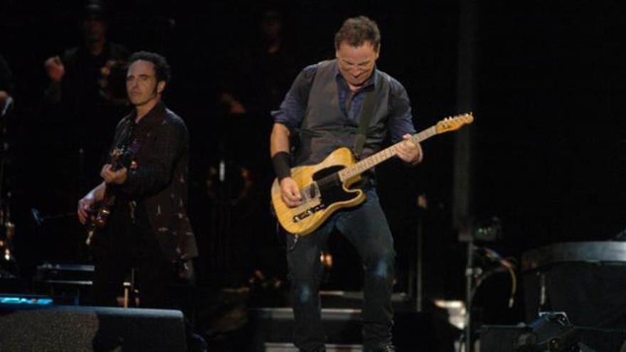 El guitarrista Nils Lofgren junto a Bruce Springsteen, el pasado martes en el Estadio de Gran Canaria.  i MARRERO