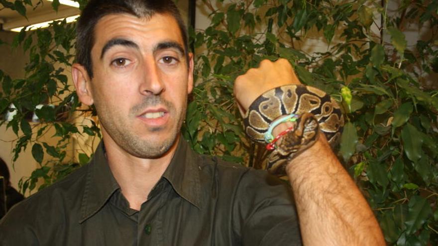 Josep del Viejo amb Daurat, la serp mascle que viu a casa seva.