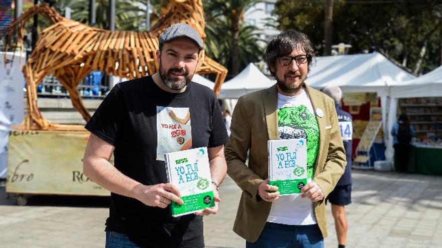 Javier Ikaz (izq.) y Jorge Díaz, con ejemplares de sus libros.