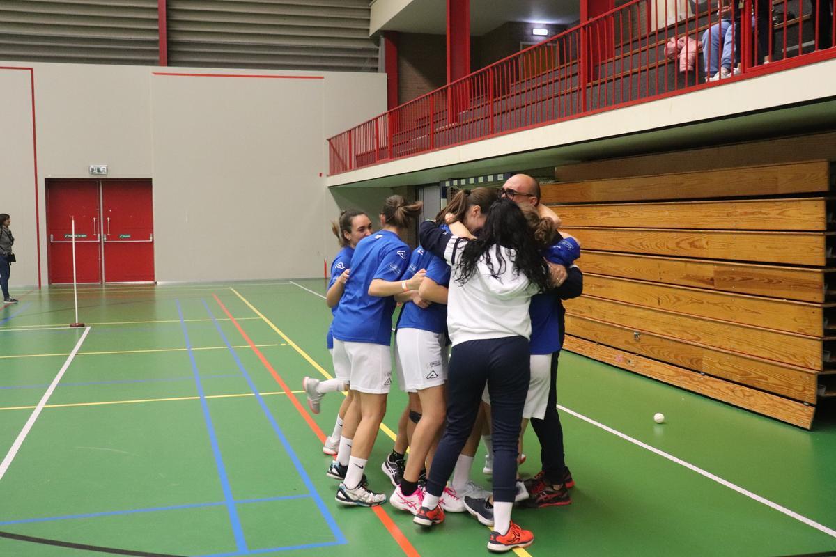 Vicent Molines i Ana Belén Giner celebren la victòria amb les jugadores