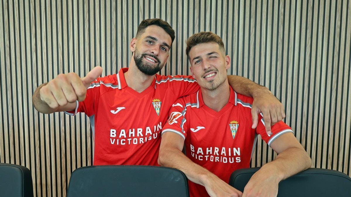 Xavi Sintes y Pedro Ortiz presentan la tercera de las equipaciones de la 2025-2026 del Córdoba CF, el pasado verano.