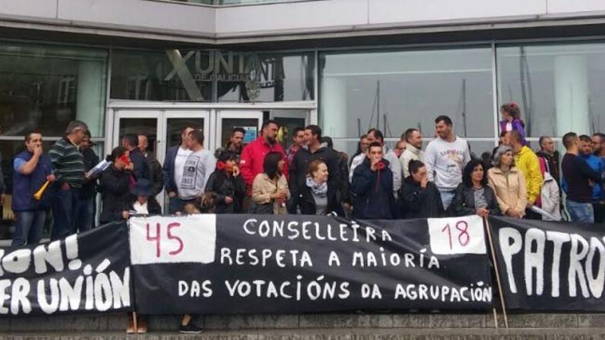 Protesta de los percebeiros de Baiona ante la Xunta
