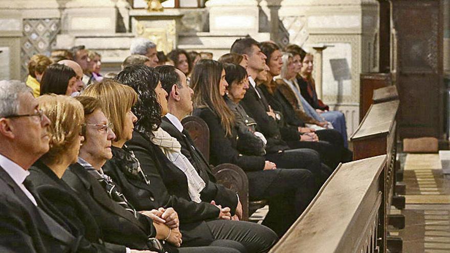 Los familiares de Juan Martín Padilla, durante el funeral.