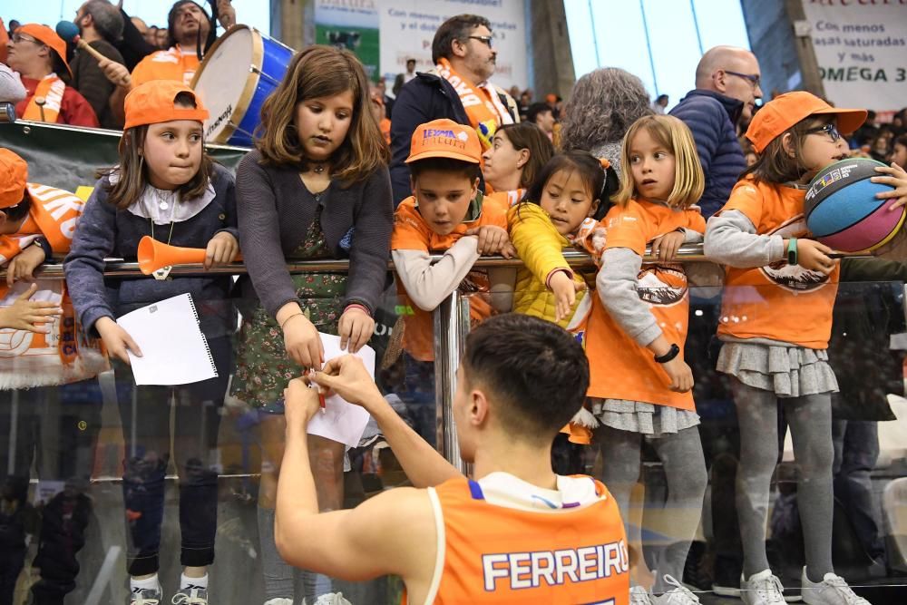 La afición del Leyma acaba el partido en pie