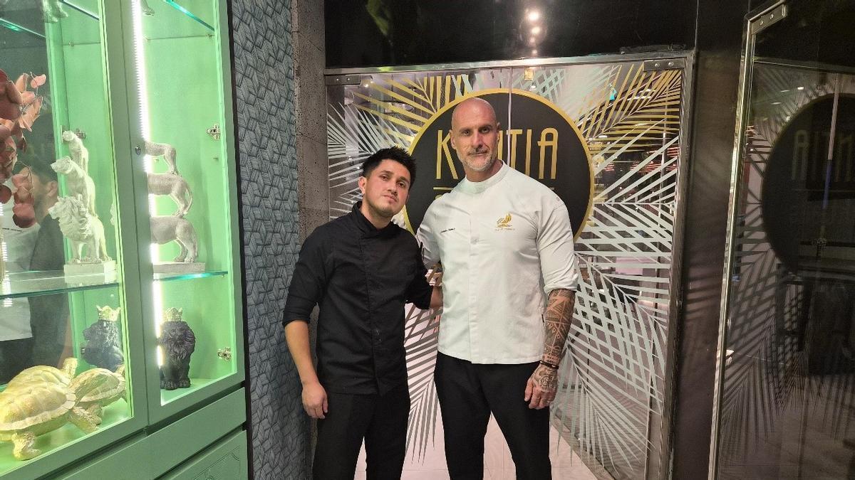 Los dos chefs en el restaurante Kentia Gourmet Club.