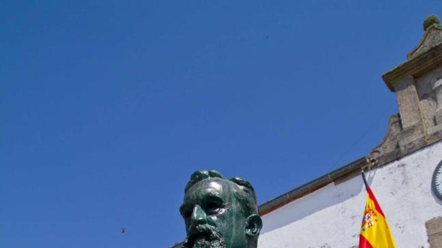 Busto de Requejo obra de Mariano Benlliure, erigido en Bermillo de Sayago.