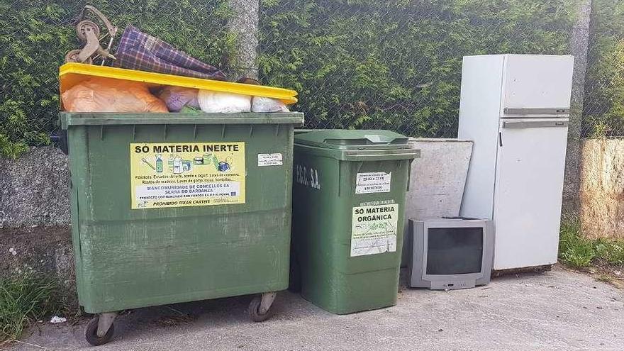 Enseres abandonados en pleno centro de Pontecesures. // FdV