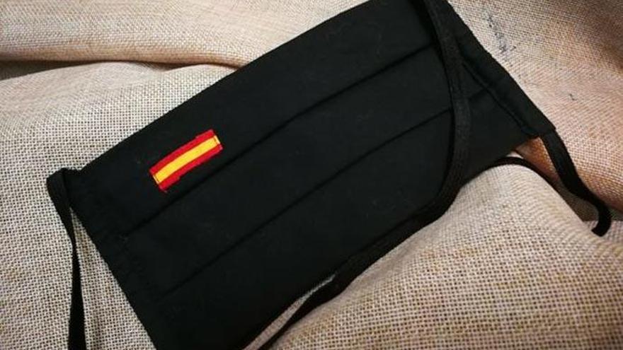 Las redes se dividen en el debate de las mascarillas con bandera española