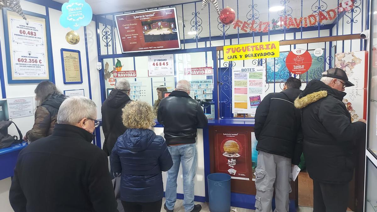 Ambiente en la administración Gran Capitán de Gijón, donde se vendió un quinto premio