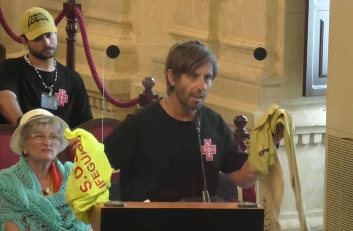 El socorrista Emiliano Cortés, en el pleno de junio, cuando denunció la falta de material adecuado proporcionado por la empresa.