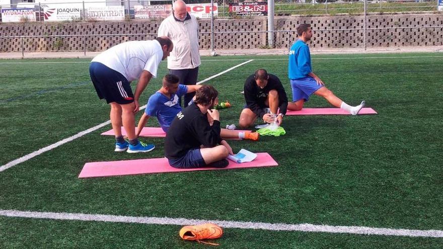 Los técnicos avilesinos atienden a Cristian tras lesionarse en el tobillo.