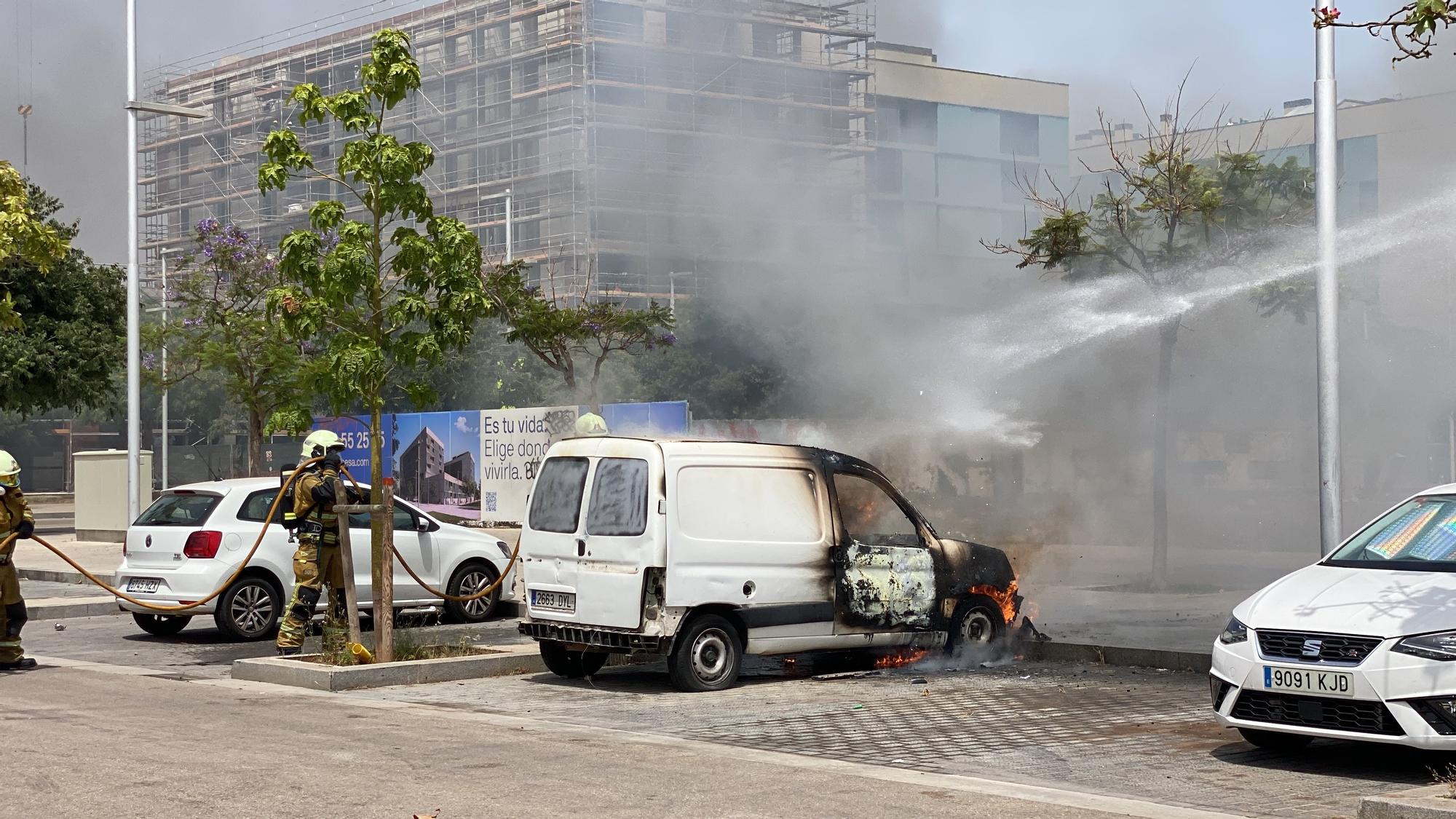 Las fotos del aparatoso incendio intencionado de un coche en Nou Llevant, en Palma