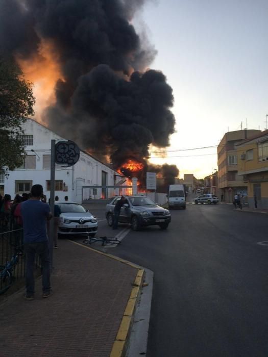 Un voraz incendio consume el interior de la cooperativa de Alginet