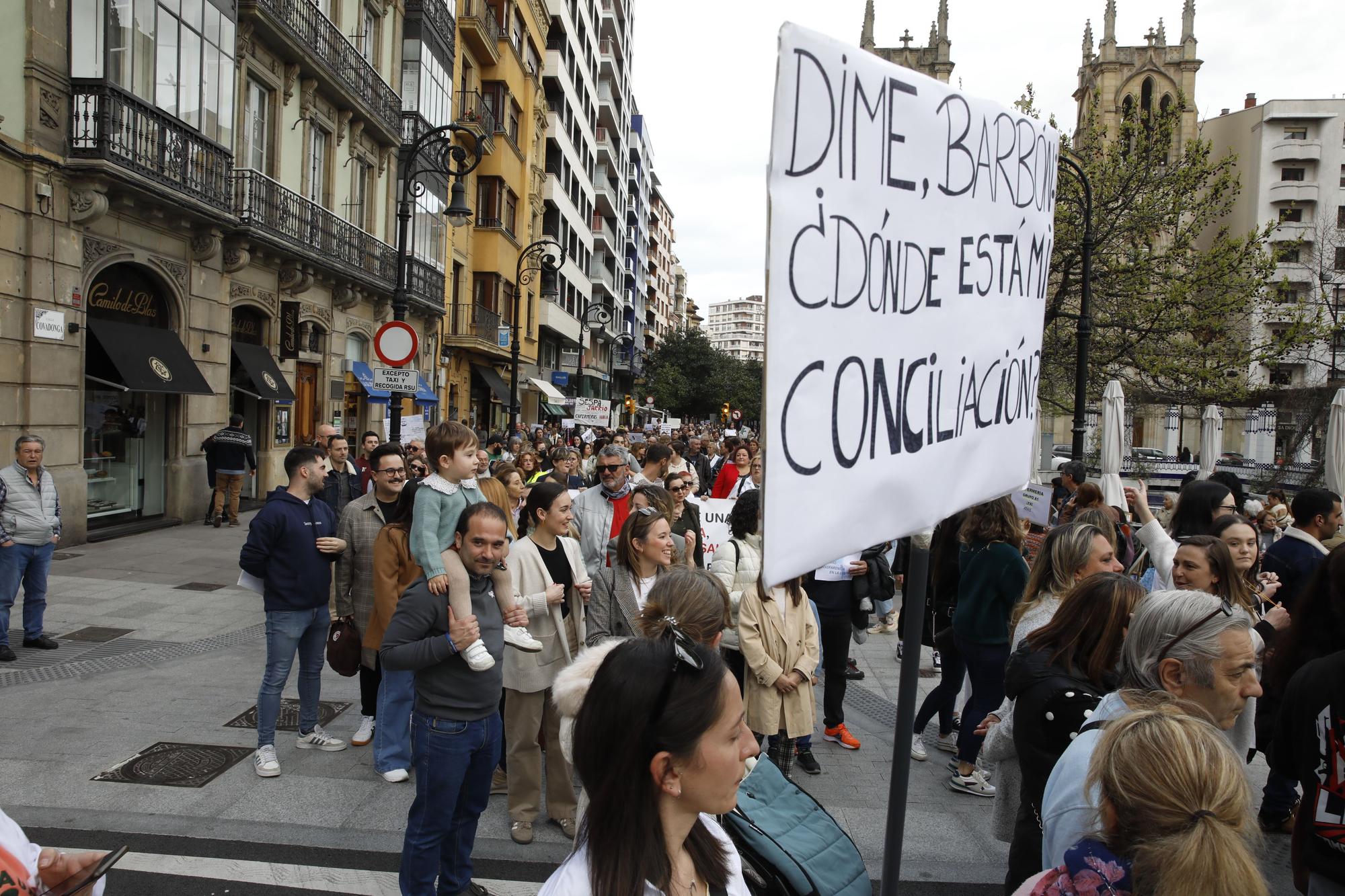 En imágenes: Los sanitarios se manifiestan en Gijón al grito de "no queremos más dinero, queremos mejores condiciones laborales"