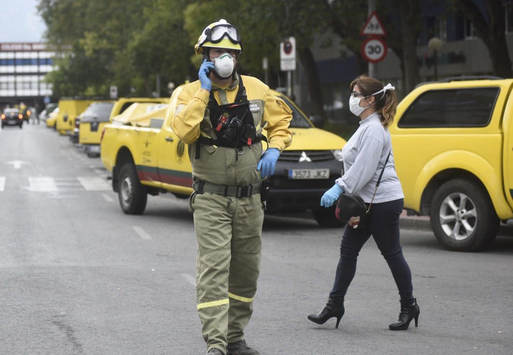 Soldados hacen mascarillas y vigilan Murcia.