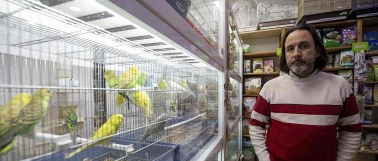 Javier Gual considera que su tienda, Tucán, está abocada al cierre cuando se apruebe la ley.