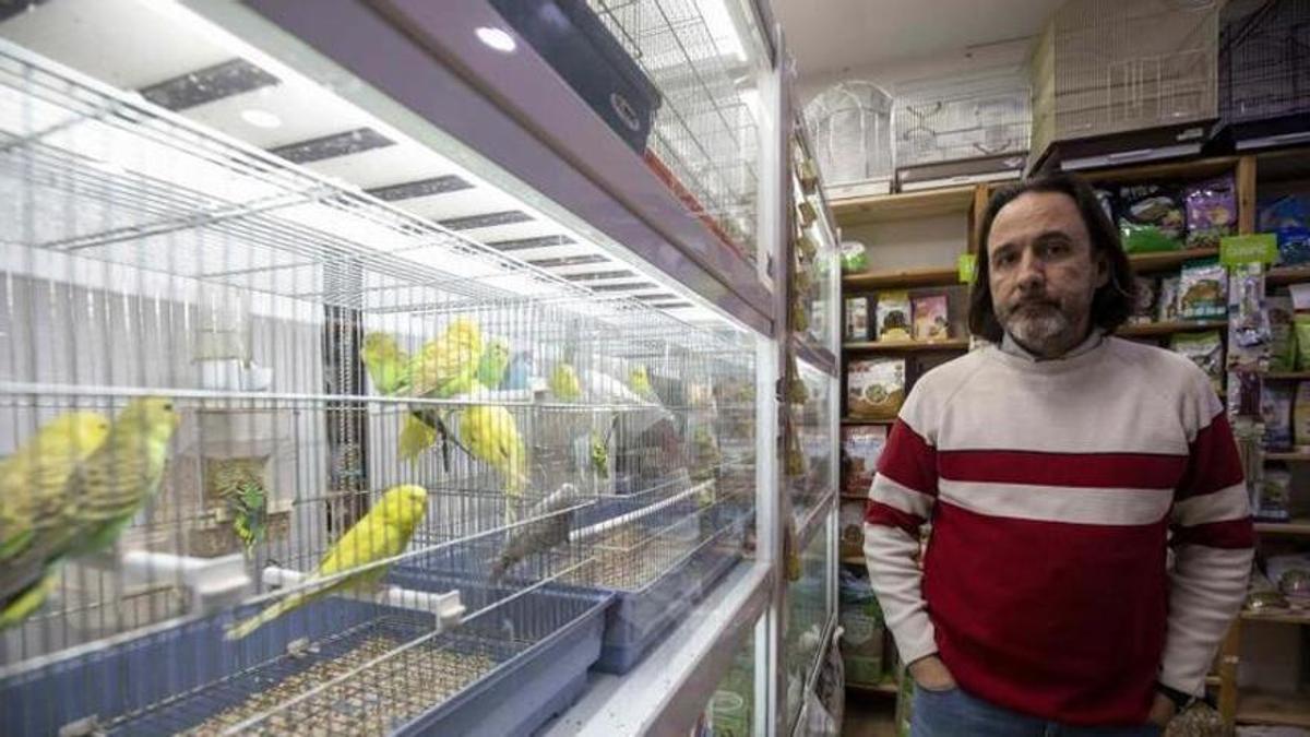 Javier Gual considera que su tienda, Tucán, está abocada al cierre cuando se apruebe la ley.