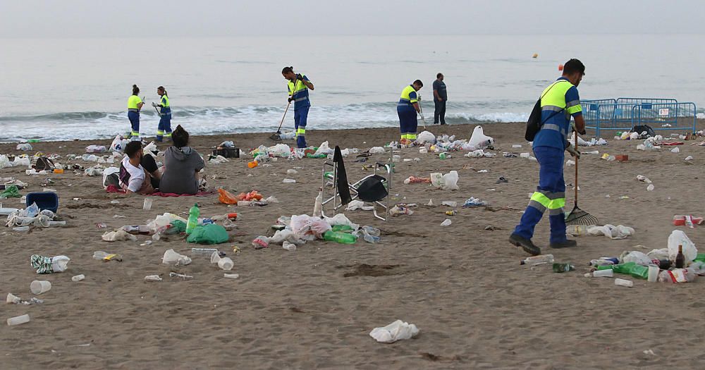 Así amanecen las playas malagueñas después de la noche de San Juan