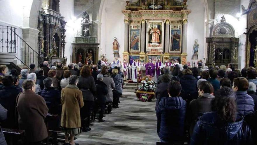 El obispo Gregorio Martínez oficia la misa del funeral en un templo abarrotado de fieles.